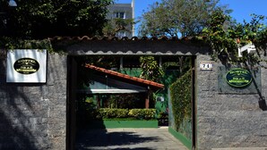 En entré till ett vandrarhem med en skylt som visar att det ligger i Rio de Janeiro, Brasilien.