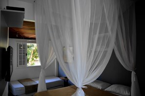 In-room safe, individually decorated, free WiFi, bed sheets - Hostel Braz (Rio de Janeiro)