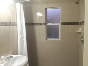 Shower, free toiletries - Family Inn (Sarasota)