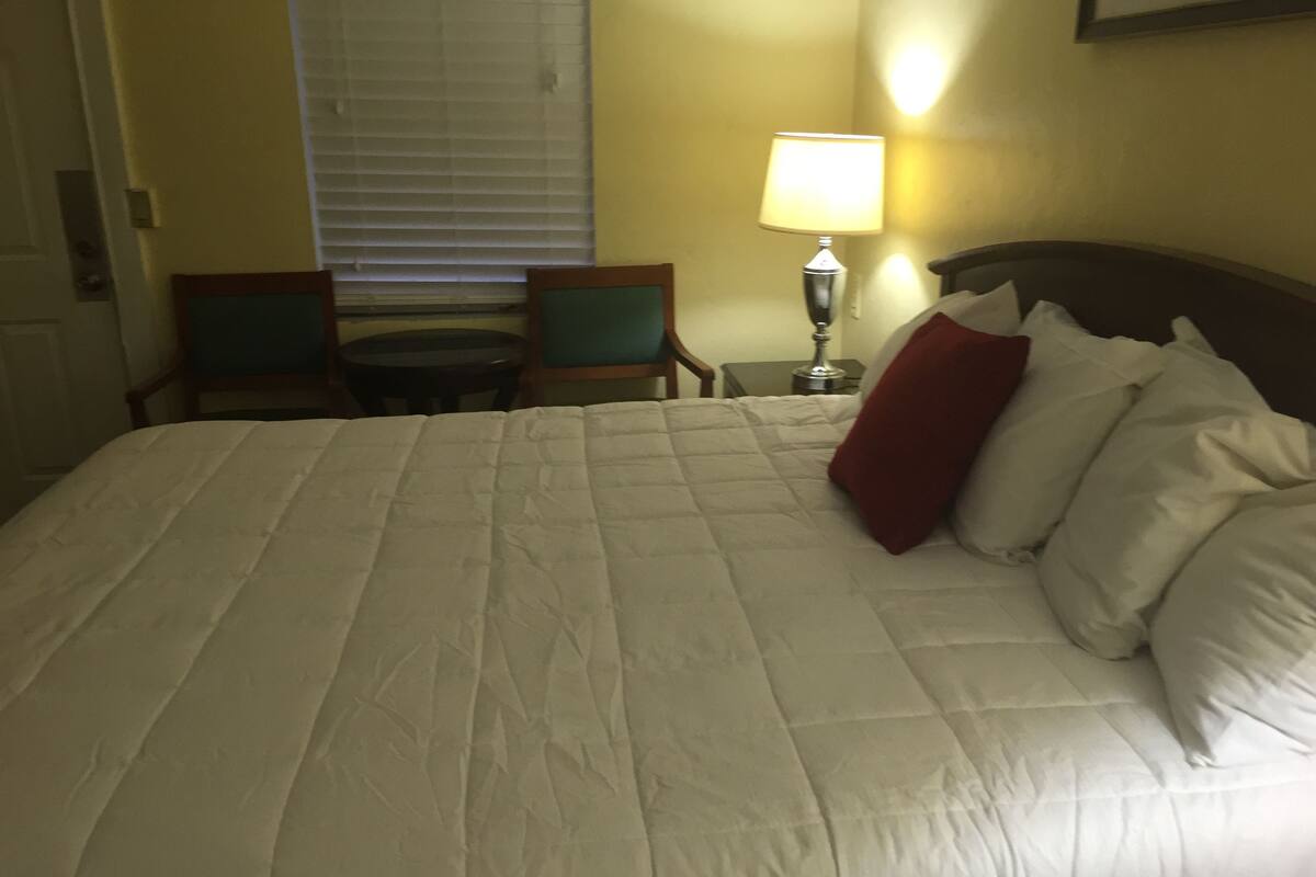 1 King Bed, Non Smoking | WiFi (free)