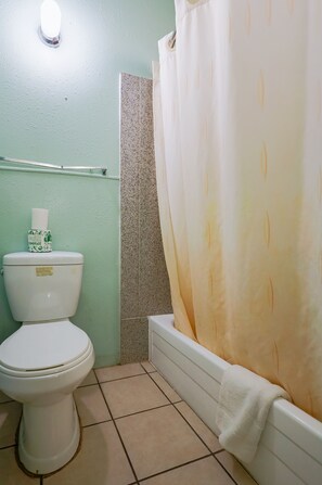Free toiletries, towels - Route 66 Inn (Santa Rosa)