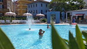 Una piscina al aire libre de temporada