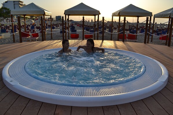 Plage à proximité, chaises longues, parasols, bar de plage