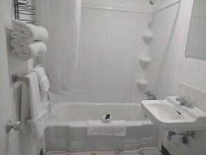 Double Room, 2 Queen Beds (Non-smoking) | Bathroom | Combined shower/tub, hair dryer, towels - Royal Inn (Casper)