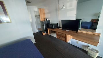 Habitación | Escritorio, cortinas blackout y tabla de planchar con plancha