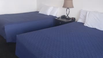 Habitación | Escritorio, cortinas blackout y tabla de planchar con plancha