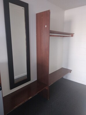 Escritorio, cortinas blackout y tabla de planchar con plancha