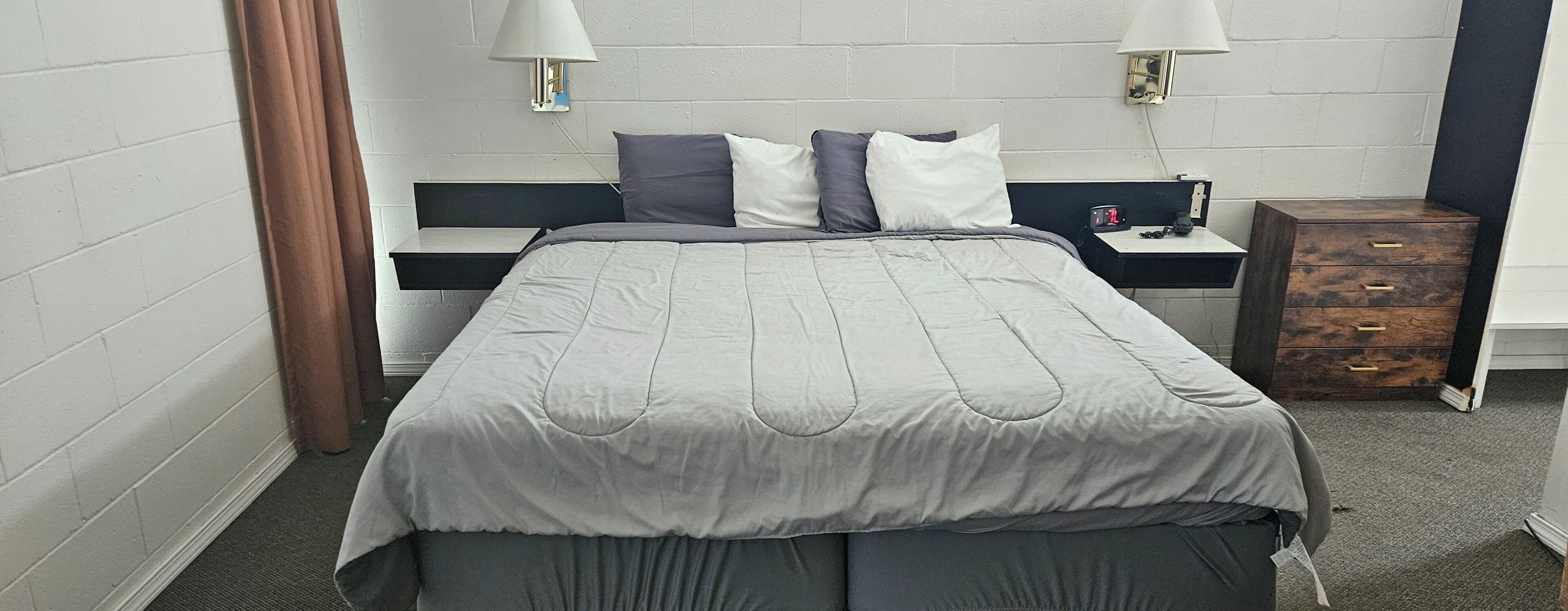 Room, 1 King Bed, Non Smoking | Desk, blackout drapes, iron/ironing board, free WiFi