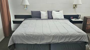 Quarto, 1 cama King, para não fumantes | Escrivaninha, cortinas blackout, ferros/tábuas de passar roupa