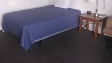 Habitación básica, 1 cama Queen size, para no fumadores | Escritorio, cortinas blackout y tabla de planchar con plancha