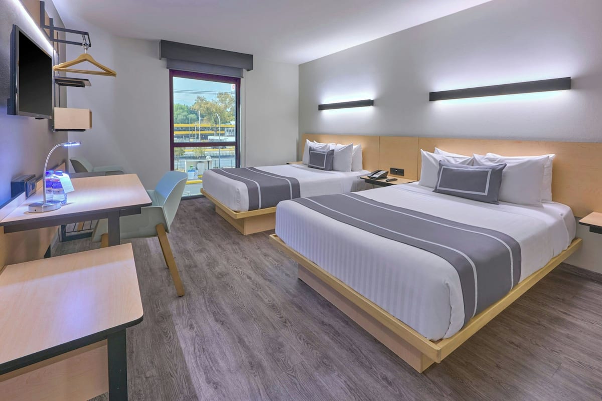 Habitación, 2 camas matrimoniales, para no fumadores | Edredón, caja de seguridad en la habitación y escritorio