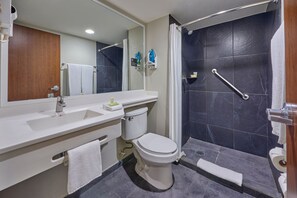 Douche, articles de toilette gratuits, sèche-cheveux