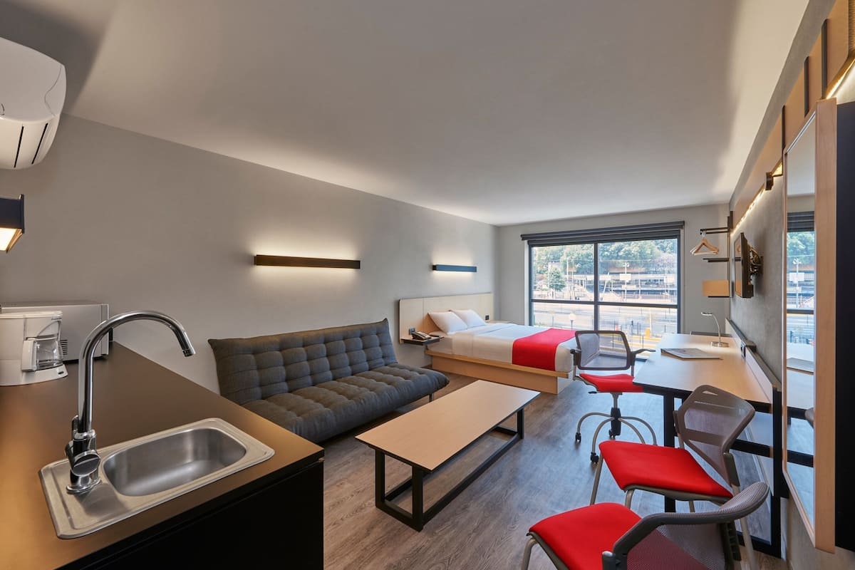 Habitación superior, 1 cama Queen size y sofá cama | Edredón, caja de seguridad en la habitación y escritorio