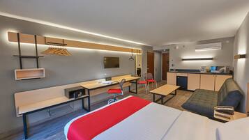 Down duvets, in-room safe, desk, blackout curtains