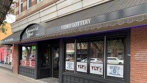 Een bedrijfsgebouw met een bord waarop 'Commercial Hotel' en 'Video Lottery' staan.