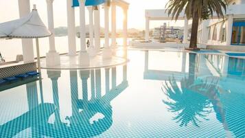 Alberca al aire libre y sombrillas en la alberca