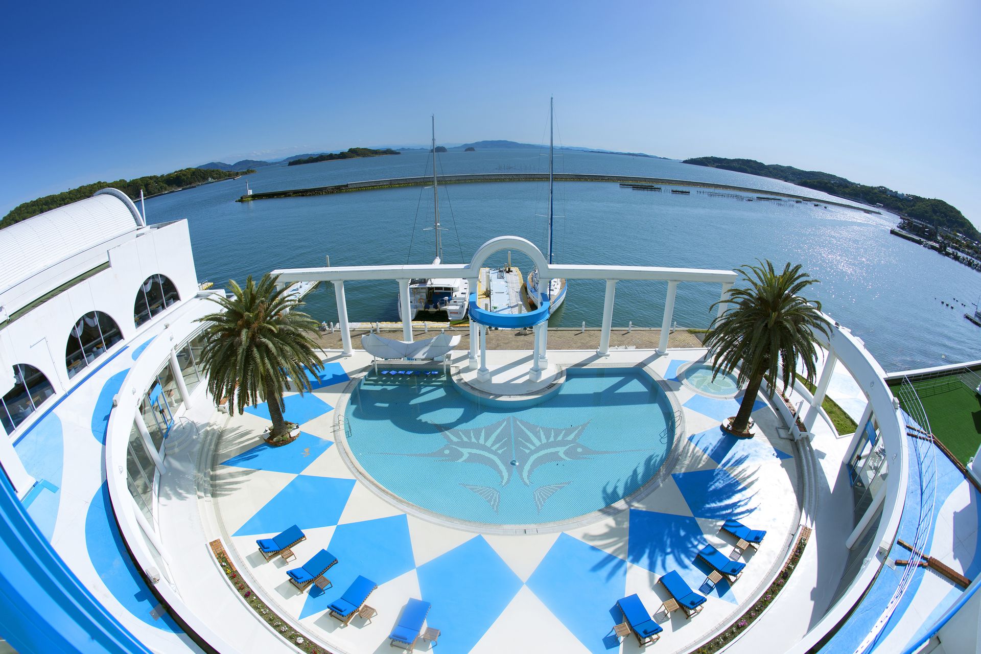 室外泳池；泳池傘