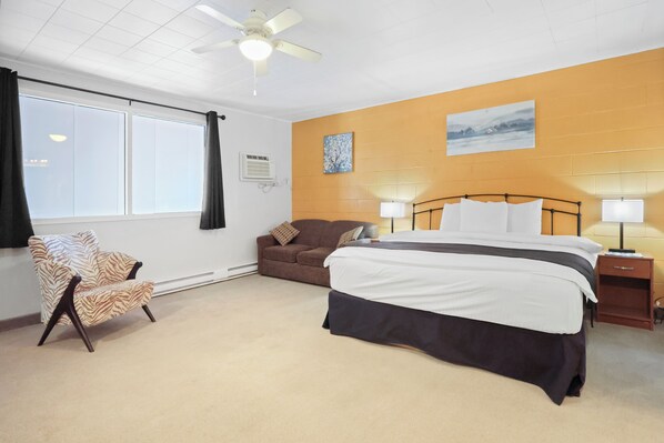 Business Suite, 1 King Bed with Sofa bed (Not pet friendly) | Desk, laptop workspace, soundproofing, free WiFi - Dauphin Inn Express (Dauphin)