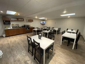 Breakfast area - Dauphin Inn Express (Dauphin)