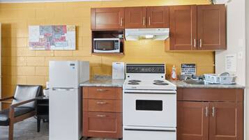Suite Classique (Not Pet Friendly) | Cuisine privée | Réfrigérateur, micro-ondes, cafetière/bouilloire, serviettes en papier