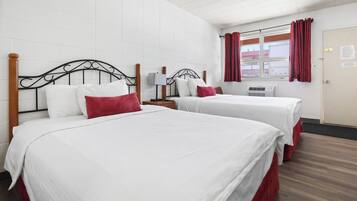 Habitación Business, 2 camas de matrimonio (Not pet friendly) | 1 dormitorio, escritorio, espacio para trabajar con un portátil