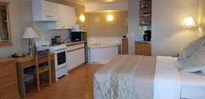 VIP Deluxe King Room with Spa Bath | Private kitchen | Fridge, microwave, coffee/tea maker - Athabasca Lodge Motel (Athabasca)