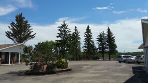 Free self parking - Athabasca Lodge Motel (Athabasca)