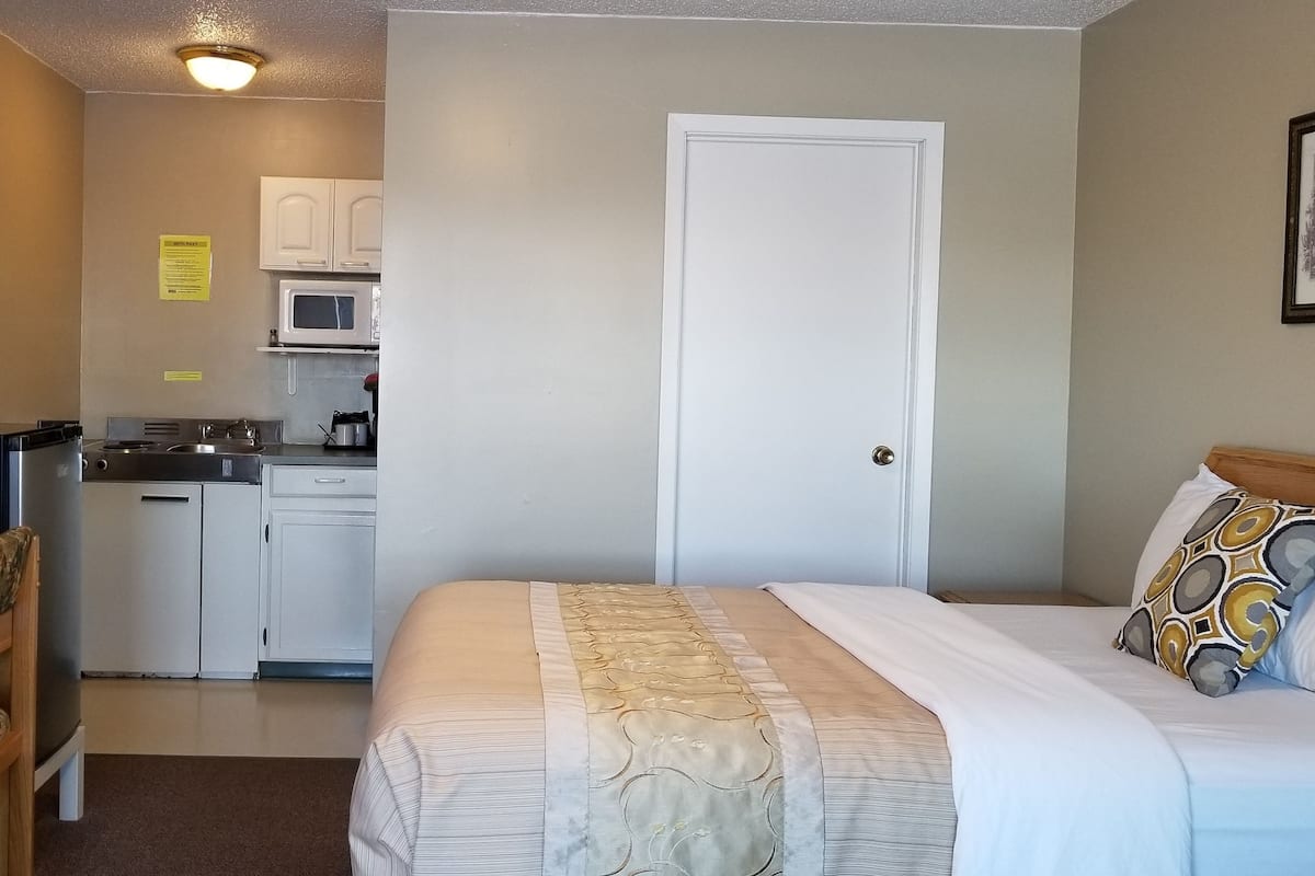 Kitchenette Standard Room, 1 Queen Bed | Free WiFi