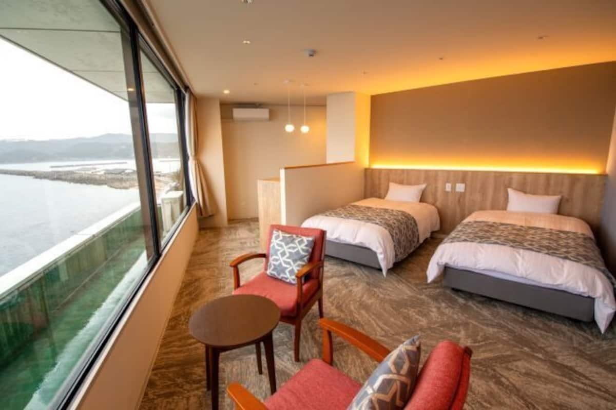 Ropa de cama hipoalergénica y caja de seguridad en la habitación