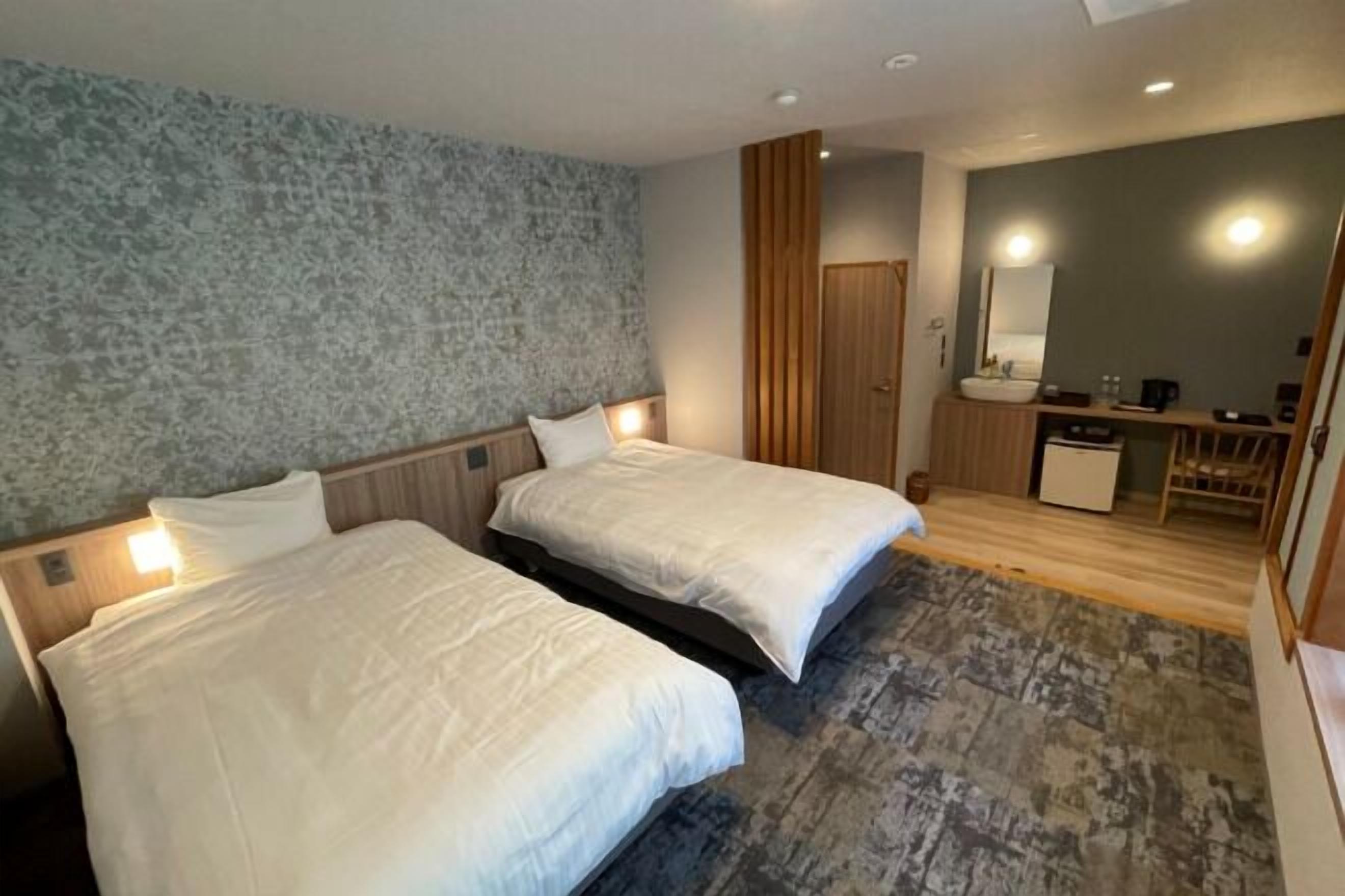 Hypo-allergenic bedding, in-room safe, desk, bed sheets