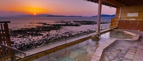 Amenidades de baño gratuitas, secadora de cabello, pantuflas, bidet