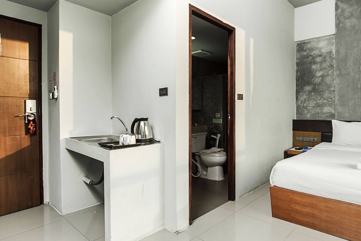 Escritorio, cortinas blackout, wifi gratis y ropa de cama