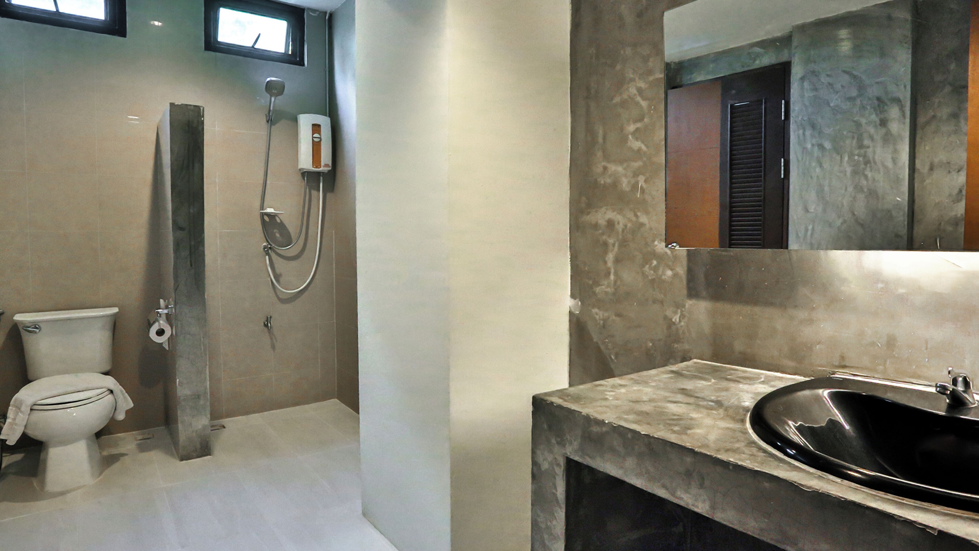 Green Room  | Badkamer | Een douche, handdoeken, zeep, shampoo