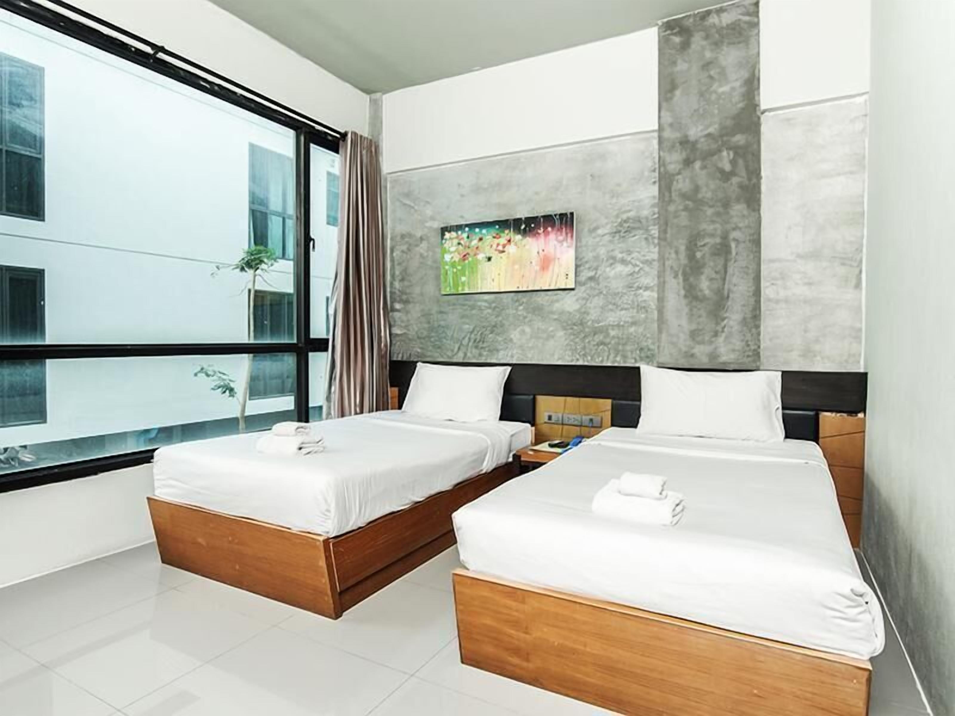 Escritorio, cortinas blackout, wifi gratis y ropa de cama 