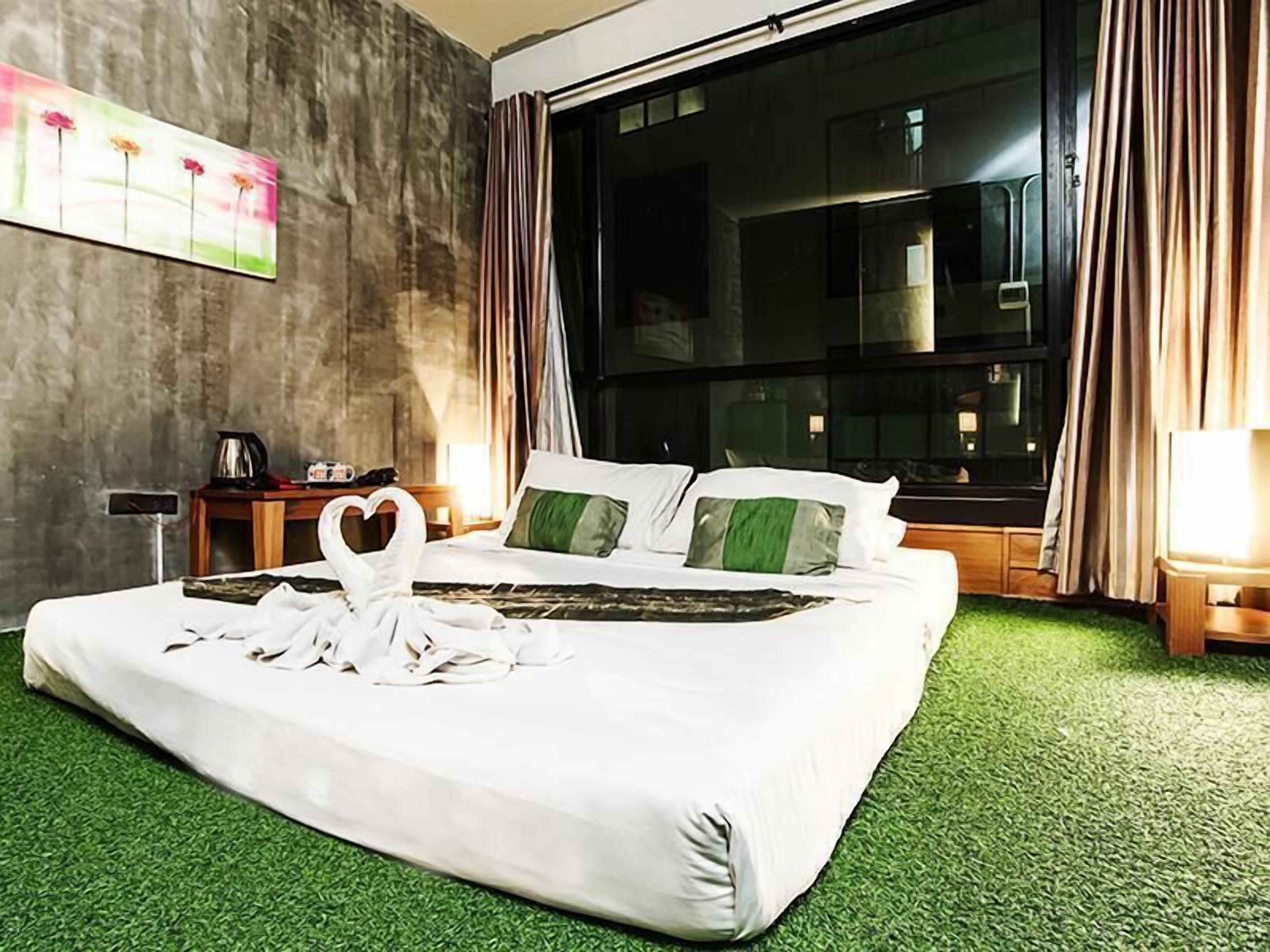 Escritorio, cortinas blackout, wifi gratis y ropa de cama 