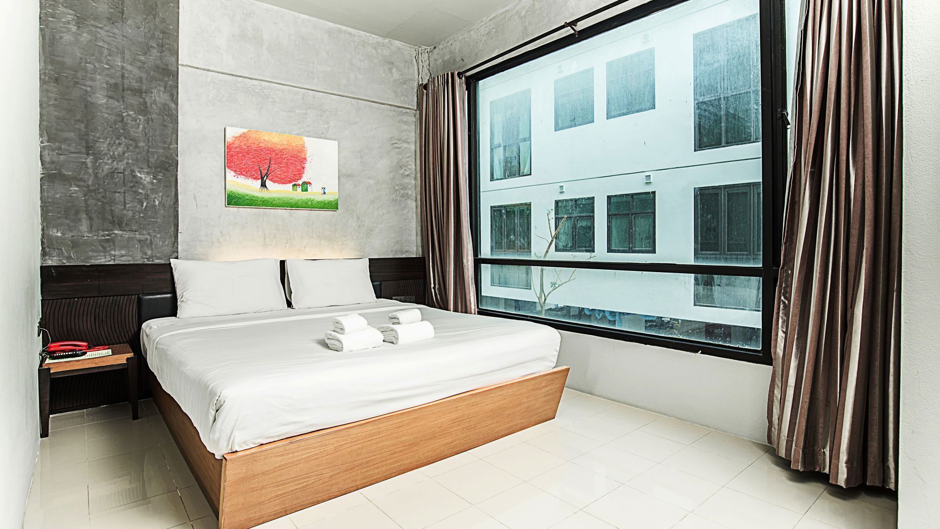 Escritorio, cortinas blackout, wifi gratis y ropa de cama 