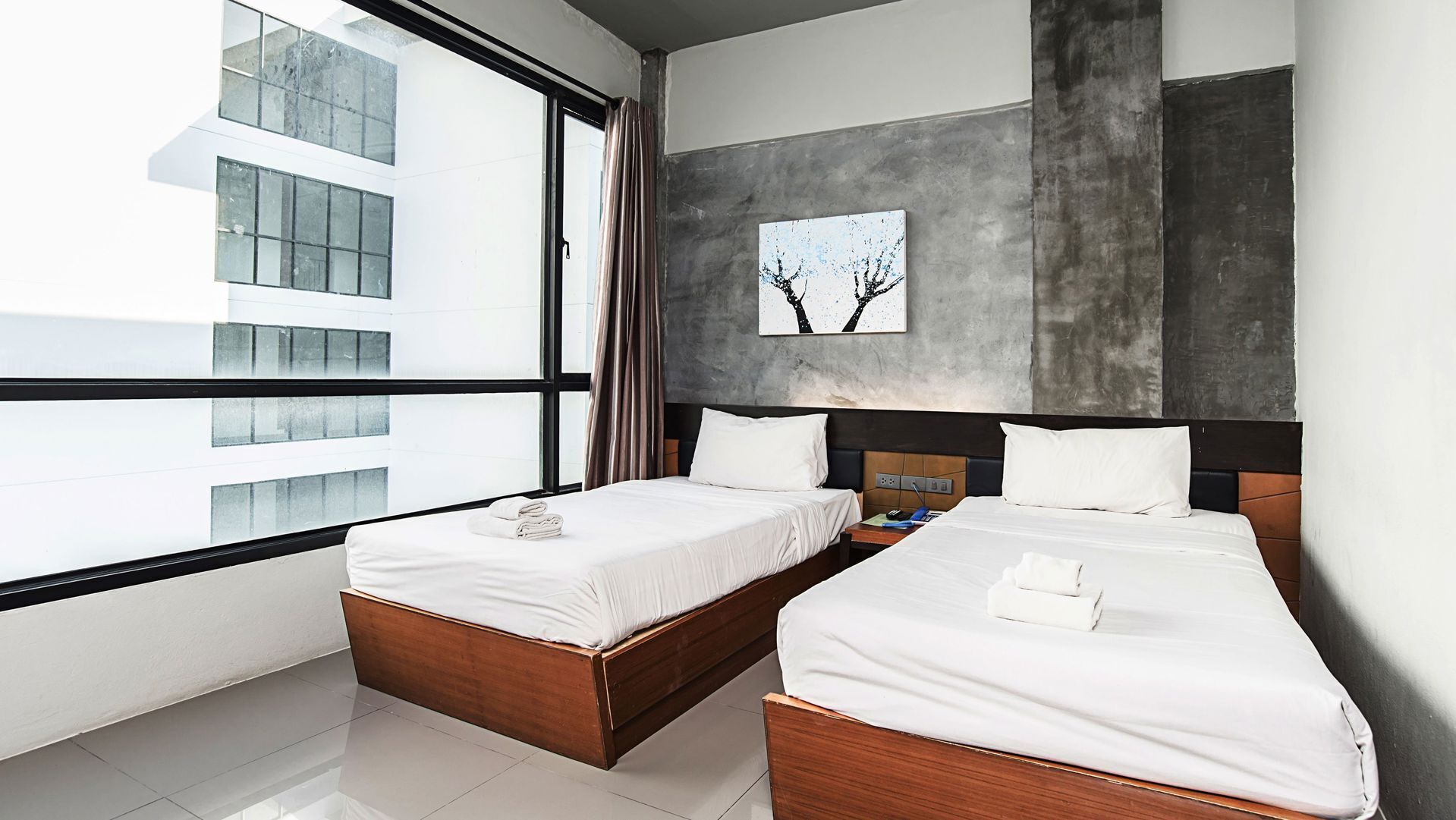 Escritorio, cortinas blackout, wifi gratis y ropa de cama 