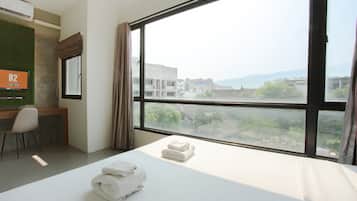 Deluxe Premier | Escritorio, cortinas blackout, wifi gratis y ropa de cama