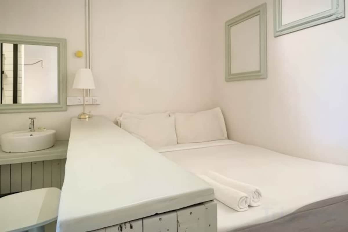 Soundproofing, WiFi (free), bed sheets