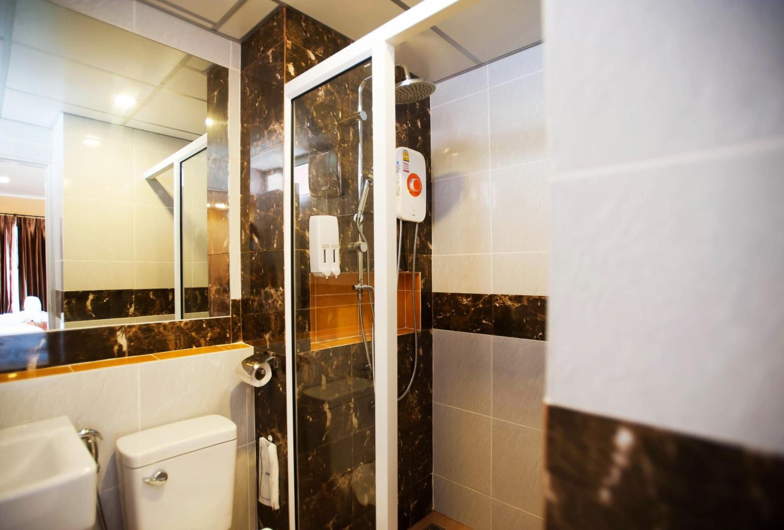 Shower, free toiletries, towels