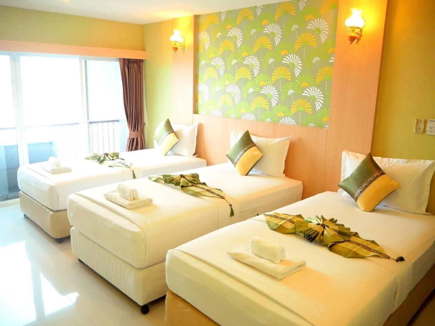 Desk, soundproofing, free WiFi, bed sheets