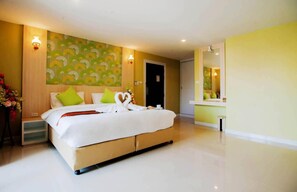 Desk, soundproofing, free WiFi, bed sheets - Familyhotel (Khon Kaen)