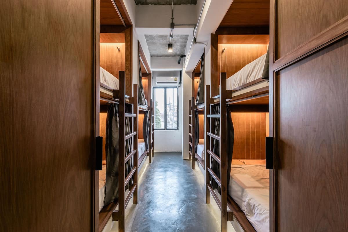 8-Beds Mixed Standard Dormitory | Caja de seguridad en la habitación y muebles diferentes