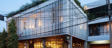 Vista frontal de la propiedad