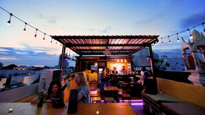 Bar (trong khuôn viên)