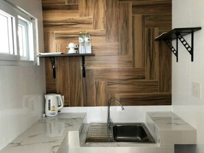 Kamar Double Ekonomi | Dapur kecil pribadi | Lemari es, mesin pembuat kopi/teh, ketel listrik, dan tisu