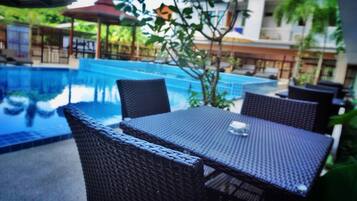 Se sirven desayunos, almuerzos y cenas; cocina tailandesa