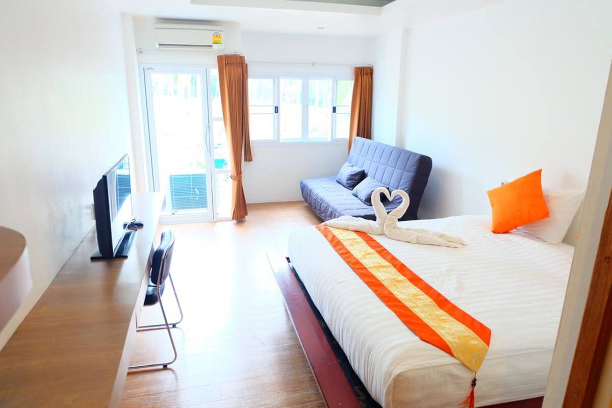 Queen Room with Garden View | 1 室のベッドルーム、羽毛の掛け布団、遮光カーテン、WiFi (無料)
