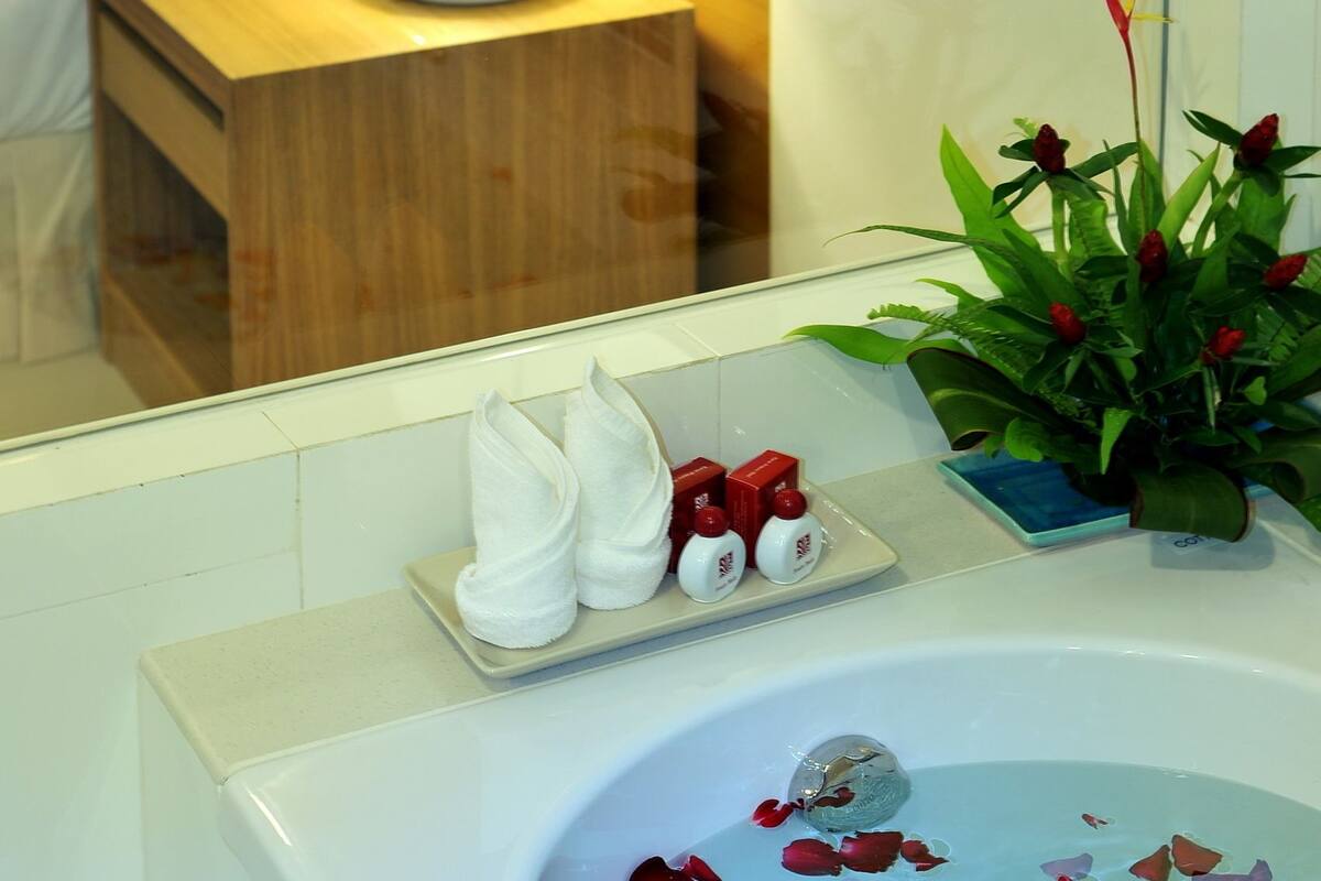 deep-soaking bathtub