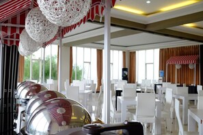 Se sirven desayunos, almuerzos y cenas; cocina internacional